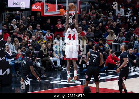 Chicago, USA. 31st Jan, 2023. Patrick Williams (44 Chicago Bulls) dunks the ball during the game between the Chicago Bulls and Los Angeles Clippers on Tuesday January 31, 2023 at the United Center, Chicago, USA. (NO COMMERCIAL USAGE) (Foto: Shaina Benhiyoun/Sports Press Photo/C - ONE HOUR DEADLINE - ONLY ACTIVATE FTP IF IMAGES LESS THAN ONE HOUR OLD - Alamy) Credit: SPP Sport Press Photo. /Alamy Live News Stock Photo