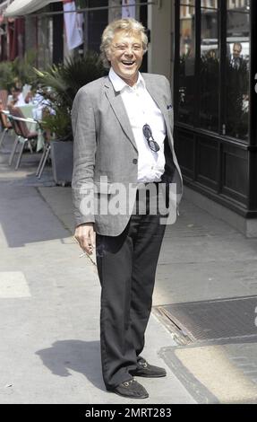 Lionel Blair takes a quick smoke break in the West End of London, UK. 6/23/10.      . Stock Photo