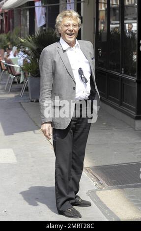 Lionel Blair takes a quick smoke break in the West End of London, UK. 6/23/10. . Stock Photo