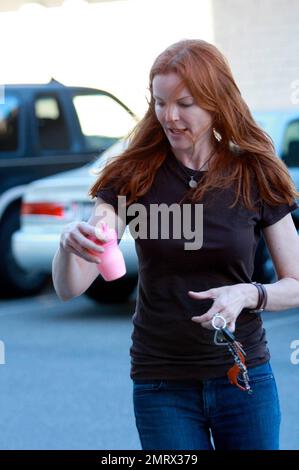 Exclusive!! 'Desperate Housewives' star Marcia Cross and one of her twin girls take a stroll in Los Angeles, CA. 8/7/08. Stock Photo