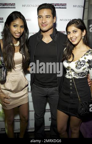 EXCLUSIVE!! 'Extra' host Mario Lopez poses for photos with fans during an appearance at Infusion nightclub's VIP Lounge. San Francisco, CA. 10/23/10. Stock Photo