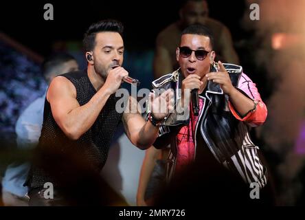 Puerto Rican reggaeton singer Daddy Yankee poses backstage at Premio Lo  Nuestro Latin music awards Thursday, Feb. 22, 2007 in Miami. (AP Photo/Luis  M. Alvarez Stock Photo - Alamy