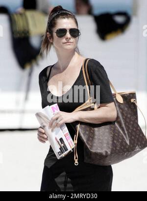 Louis Vuitton Paris Ready to Wear Spring Summer Model long brunette hair,  shiny black headband wearing large silver and black Stock Photo - Alamy