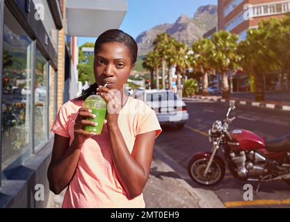 Prepping for my workout. an attractive young woman drinking juice while exercising outdoors. Stock Photo