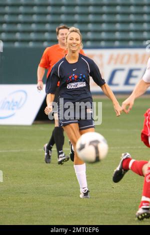 Mia hamm foundation hi-res stock photography and images - Alamy