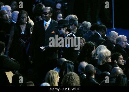 Michael Jackson's Memorial Service drew thousands of fans, mourners and loved ones and was two hours of speeches and songs held at the Staples Center.  Family and friends gathered onstage to speak and sing.  Family members included mother Katherine and father Joe, brothers Marlon, Jermaine and Tito, sisters Janet and Latoya, and Michael's children Prince Michael Jr., daughter, Paris Michael Katherine, and son Prince Michael II.  Amongst those that spoke and performed included Mariah Carey and Trey Lorenz, Queen Latifah,  John Mayer, Lionel Richie, Kobe Bryant, Magic Johnson, Stevie Wonder, Mic Stock Photo