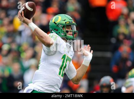 2016 Sheldon grad Justin Herbert competes to start at QB for Ducks