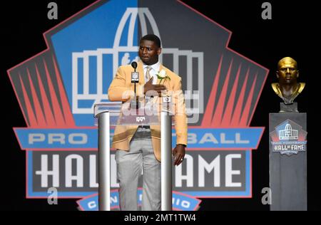 LaDainian Tomlinson delivers his speech during inductions at the