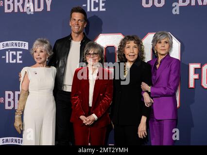 80 FOR BRADY, from left: Rita Moreno, Lily Tomlin, producer Tom Brady, Jane  Fonda, Sally Field, on set, 2023. © Paramount Pictures / Courtesy Everett  Collection Stock Photo - Alamy