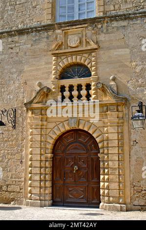 France. Vaucluse (84) Luberon - Ansouis - Chateau d'Ansouis Situe dans le Parc Naturel Regional du Luberon, Ansouis, fait partie du cercle tres ferm Stock Photo