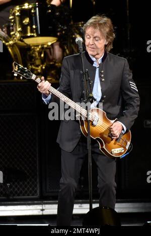 2017 Paul McCartney MA-1ジャケット paul-mccartney-performs-on-the