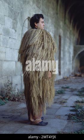 COROZA - Capa de junco o de paja, generalmente con capucha, que usan los labradores gallegos para protegerse de la lluvia. - FOTO AÑOS 80. ORONOZ JORGE. Stock Photo