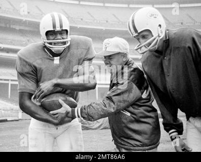 https://l450v.alamy.com/450v/2mt86a6/weeb-ewbank-center-coach-of-the-new-york-jets-shows-quarterback-dick-wood-right-the-way-to-work-the-hand-off-to-jets-leading-running-back-matt-snell-during-workout-at-shea-stadium-nov-5-1964-jets-will-meet-the-unbeaten-buffalo-bills-at-the-stadium-nov-8-ap-photoharry-harris-2mt86a6.jpg