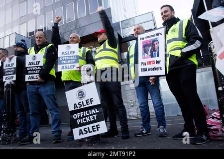 London, UK. 1st Feb, 2023. Picket Line at Euston station. Train drivers, From ASLEF, are striking on February 1st after rejecting a 4% pay rise. Credit: Mark Thomas/Alamy Live News Stock Photo