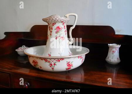 Antique pitcher and washbasin - John Gollop Stock Photo