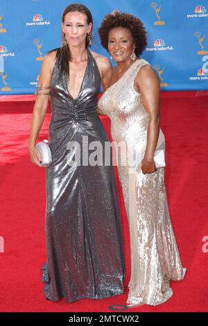 Wanda Sykes (R) and wife Alex Sykes walk the red carpet for the 62nd