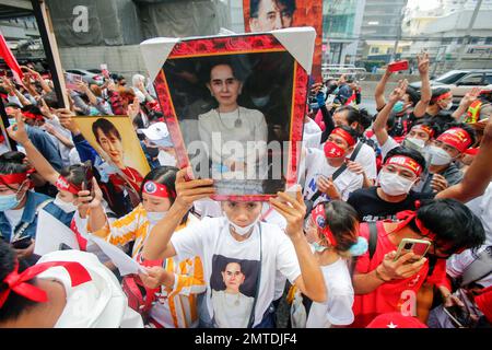 Bangkok, Thailand. 01st Feb, 2023. Demonstrators hold portraits of pro-democracy icon Aung San Suu Ky during a rally to mark the second anniversary of the coup in Myanmar outside the Myanmar embassy in Bangkok. Myanmar nationals living in Thailand hold a rally on the occasion of the second anniversary of the coup in Myanmar. Myanmar's military seized power on February 1, 2021, ousting the civilian government and arresting its de facto leader, Aung San Suu Kyi. (Photo by Chaiwat Subprasom/SOPA Images/Sipa USA) Credit: Sipa USA/Ģ����ý Live News Stock Photo