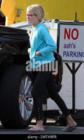 EXCLUSIVE!! Actor Ryan Phillippe takes his darling daughter Ava shopping at Aah's! in West Hollywood. Ava is the spitting image of her mother Reese Witherspoon. Los Angeles, CA. 05/22/11. Stock Photo