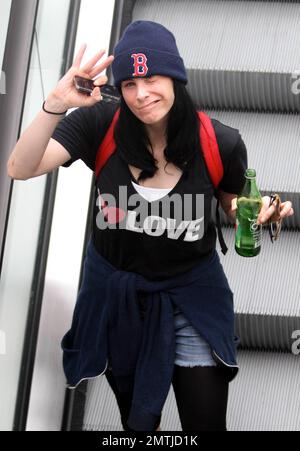 EXCLUSIVE!! Comedian Sarah Silverman wears an 'I Heart Love' t shirt as she leaves a local gym. Silverman carried along her iPhone and a bottled beverage as she headed down an escalator. West Hollywood, CA. 4/20/11. Stock Photo