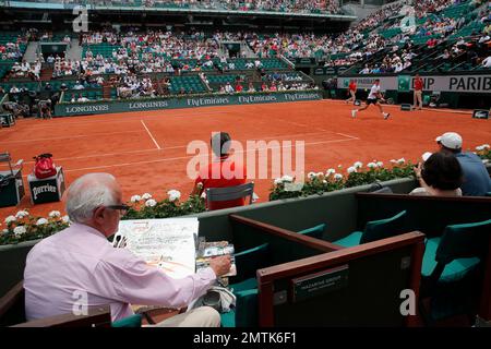 Artist Joel Blanc paints a watercolor as Serbia s Novak Djokovic