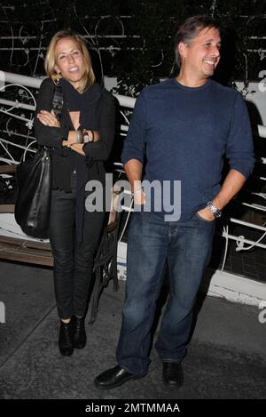 Sheryl Crowe looks a bit chilly as she stands waiting for her car outside the restaurant Madeos with a male friend. Los Angeles, CA. 10/6/09. Stock Photo