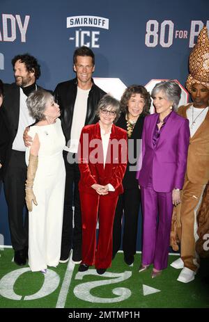 80 FOR BRADY, from left: Rita Moreno, Lily Tomlin, producer Tom Brady, Jane  Fonda, Sally Field, on set, 2023. © Paramount Pictures / Courtesy Everett  Collection Stock Photo - Alamy