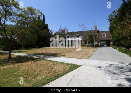 EXCLUSIVE!! - Has Simon Cowell joined the Beverly Hills elite that ignore Los Angeles’ tough water restrictions? His mansion on Beverly Hills' sought after Palm Drive is within eyesight of city grass areas where water has been cut off due to Southern California’s ongoing record-breaking five-year drought, yet his property remains lush and green. Sunset Boulevard’s yellow grass median 50ft to the right, clearly signposted with drought warnings, match Cowell’s neighbour’s dying lawns 50ft to the left of his property in Los Angeles, California. 1st August 2016. Stock Photo