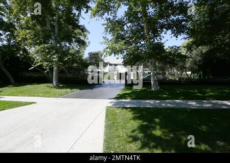 EXCLUSIVE!! - Has Simon Cowell joined the Beverly Hills elite that ignore Los Angeles’ tough water restrictions? His mansion on Beverly Hills' sought after Palm Drive is within eyesight of city grass areas where water has been cut off due to Southern California’s ongoing record-breaking five-year drought, yet his property remains lush and green. Sunset Boulevard’s yellow grass median 50ft to the right, clearly signposted with drought warnings, match Cowell’s neighbour’s dying lawns 50ft to the left of his property in Los Angeles, California. 1st August 2016. Stock Photo