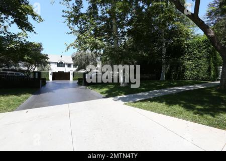 EXCLUSIVE!! - Has Simon Cowell joined the Beverly Hills elite that ignore Los Angeles’ tough water restrictions? His mansion on Beverly Hills' sought after Palm Drive is within eyesight of city grass areas where water has been cut off due to Southern California’s ongoing record-breaking five-year drought, yet his property remains lush and green. Sunset Boulevard’s yellow grass median 50ft to the right, clearly signposted with drought warnings, match Cowell’s neighbour’s dying lawns 50ft to the left of his property in Los Angeles, California. 1st August 2016. Stock Photo