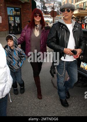 Guitarist Slash, wife Perla Ferrar and son London enjoy a day out in Park City during the Sundance Film Festival. Park City, UT. 1/18/09. Stock Photo