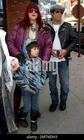 Guitarist Slash, wife Perla Ferrar and son London enjoy a day out in Park City during the Sundance Film Festival. Park City, UT. 1/18/09. Stock Photo