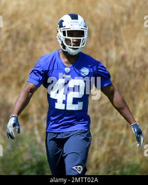 Los Angeles Rams' rookie running back Eric Dickerson (29) isn't going too  far on this run with Chicago Bears' tackle Jim Osborne (68) behind him and  Bears' linebacker Otis Wilson waiting up