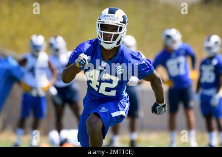 Los Angeles Rams' rookie running back Eric Dickerson (29) isn't going too  far on this run with Chicago Bears' tackle Jim Osborne (68) behind him and  Bears' linebacker Otis Wilson waiting up