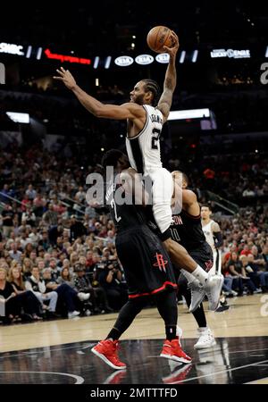 4/27 Today'sHERO 田宮裕涼 The Miami Heat's LeBron James (6) blocks the shot of Derrick