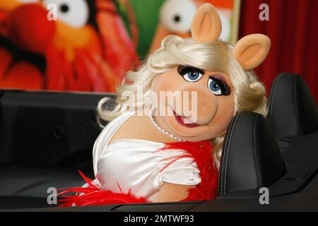 MISS PIGGY THE MUPPETS. WORLD PREMIERE HOLLYWOOD LOS ANGELES CALIFORNIA USA  12 November 2011 Stock Photo - Alamy