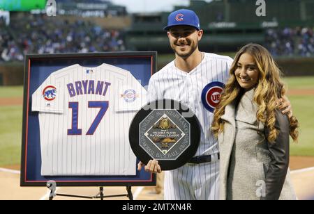 Kris Bryant of the Chicago Cubs poses for a photo with family during  Fotografía de noticias - Getty Images