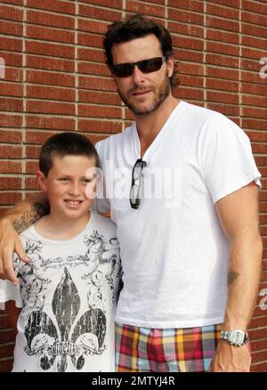 Exclusive!! Actor Dean McDermott poses with his son Jack for a photo during a shopping trip with wife Tori Spelling at Westfield Shopping Mall in Century City.  Los Angeles, CA 8/29/08 Stock Photo