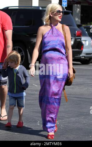 A once again very pregnant Tori Spelling and family leaving Tra Di Noi restaurant in Malibu, CA. 5/28/11 Stock Photo