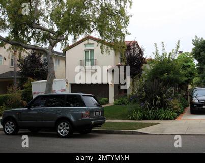 Exclusive!! This is Tori Spelling and Dean McDermott's new house in Los Angeles. The couple reportedly paid $2,275,000 for the 3,300-square-foot home that features 5 bedrooms and 3.5 bathrooms. The custom-built home features a large living room, formal dining room and gourmet kitchen with granite counter tops and stainless stell appliances. Other amenities include stained oak floors on the main level, a master suite with dual closets and city views and a lushly landscaped back yeard with saltwater pool, built0in BBQ and a covered eating area. It is situated in a quiet family-oriented neighborh Stock Photo