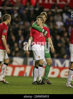 Manchester United Edwin Van Der Sar defusing an argument between players against reading at the Madejski stadium 19th January 2008.This image is bound by Dataco restrictions on how it can be used. EDITORIAL USE ONLY No use with unauthorised audio, video, data, fixture lists, club/league logos or “live” services. Online in-match use limited to 120 images, no video emulation. No use in betting, games or single club/league/player publications Stock Photo