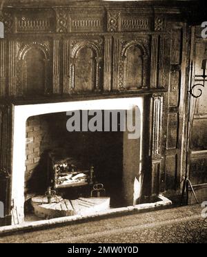 British pubs inns & taverns - A circa 1940 old photograph of an early 17th century panelled mantlepiece at the White Swan, Stratford on Avon..  It was known as King's House in 1560 but has been an inn for most of its existence. Stock Photo