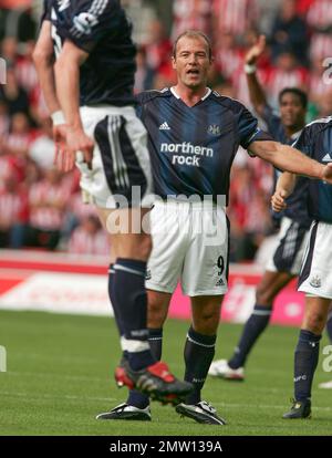 Newcastles Alan Shearer with arms out amongst players at Southampton St Marys Stadium England. Archive image 19th September 2004.This image is bound by Dataco restrictions on how it can be used. EDITORIAL USE ONLY No use with unauthorised audio, video, data, fixture lists, club/league logos or “live” services. Online in-match use limited to 120 images, no video emulation. No use in betting, games or single club/league/player publications Stock Photo