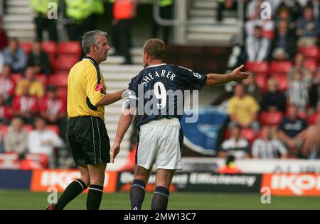 Newcastles Alan Shearer in discussion with the referee Chris Foy over a decision with arm out gesticulating against Southampton at St Marys Stadium England. Archive image 2004.This image is bound by Dataco restrictions on how it can be used. EDITORIAL USE ONLY No use with unauthorised audio, video, data, fixture lists, club/league logos or “live” services. Online in-match use limited to 120 images, no video emulation. No use in betting, games or single club/league/player publications Stock Photo