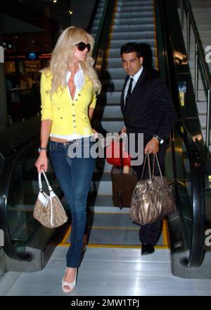 Exclusive!! Playboy Playmate and 1997 Playmate of the Year, Swedish model Victoria Silvstedt arrives at Miami International Airport and is met by her driver. Silvstedt, dressed casually in a yellow sweater, white top and tight-fitting jeans showing off her long legs, was helped to the car with her luggage blowing kisses to the camera along the way. Miami, FL. 4/2/09.   .  . Stock Photo