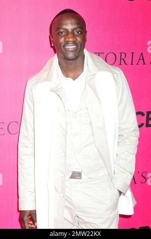 Musician Akon poses for photographers on the pink carpet at the 2010