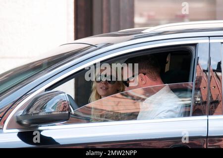 USA AND CANADA ONLY - Actress Naomi Watts and husband Liev Schreiber preparing to go out for a picnic over Mother's Day weekend with their youngest son Samuel Kai in New York, NY. 05/08/11. Stock Photo