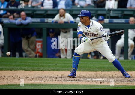 Seattle Mariners' Leonys Martin hits a solo home run off Cincinnati Reds  starting pitcher John Lamb in the second inning of a baseball game,  Saturday, May 21, 2016, in Cincinnati. The Mariners