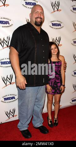 Big Show (aka Paul Wight) and Ariel Winter make a size comparison on the red carpet at the annual WWE SummerSlam kickoff party in association with the Muscular Dystrophy Association held at the Tropicana Bar inside the Hollywood Roosevelt Hotel. Los Angeles, CA. 08/13/10. Stock Photo