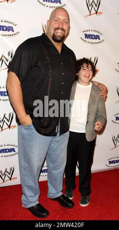 WWE Superstar the Big Show (aka Paul Wight) and actor Kurt Doss pose on the red carpet at the annual WWE SummerSlam kickoff party in association with the Muscular Dystrophy Association held at the Tropicana Bar inside the Hollywood Roosevelt Hotel. Los Angeles, CA. 08/13/10. Stock Photo