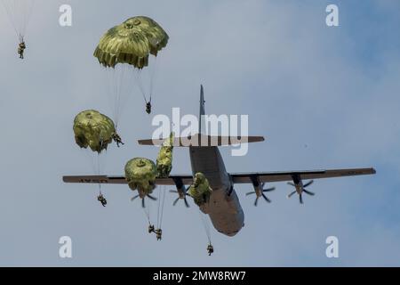 Shizuoka Prefecture, Japan. 31st Jan, 2023. Japan Ground Self-Defense Force paratroopers with the 1st Airborne Brigade descend from a U.S Air Force C-130J Super Hercules aircraft over the East Fuji Maneuver Area, January 31, 2023 in Honshu, Japan. Credit: Yasuo Osakabe/U.S. Air Force/Alamy Live News Stock Photo
